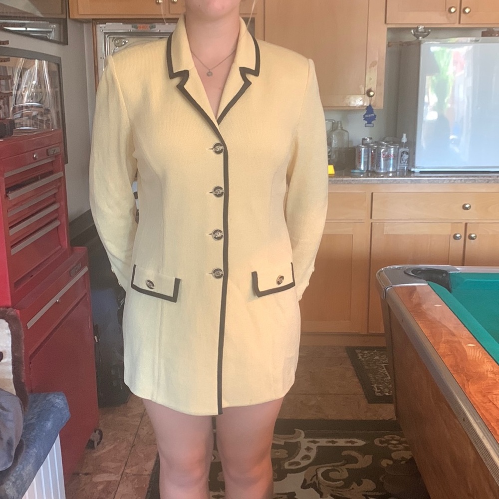 St. John beautiful jacket like new condition size 8 pale yellow trimmed in black